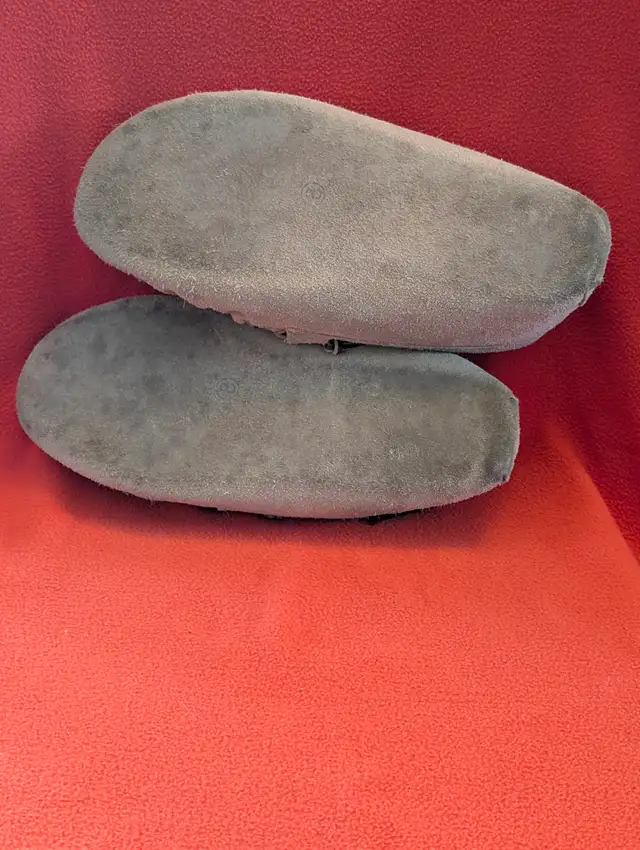 Men's size 8 soft beige moccasin slippers in Men's Shoes in Edmonton - Image 5