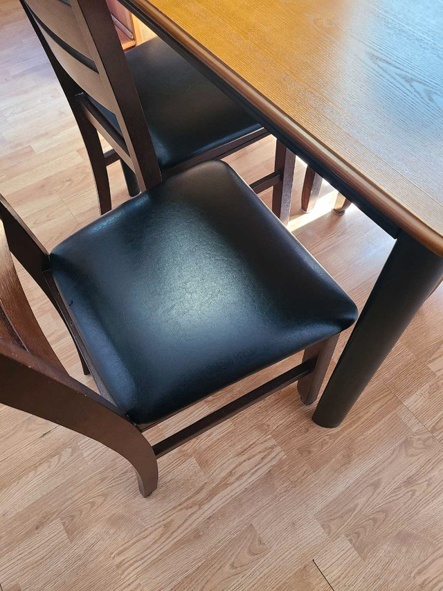 Table and chairs  in Dining Tables & Sets in Brockville - Image 3