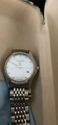 Montre Gucci femme lecran est très petit /very small Gucci