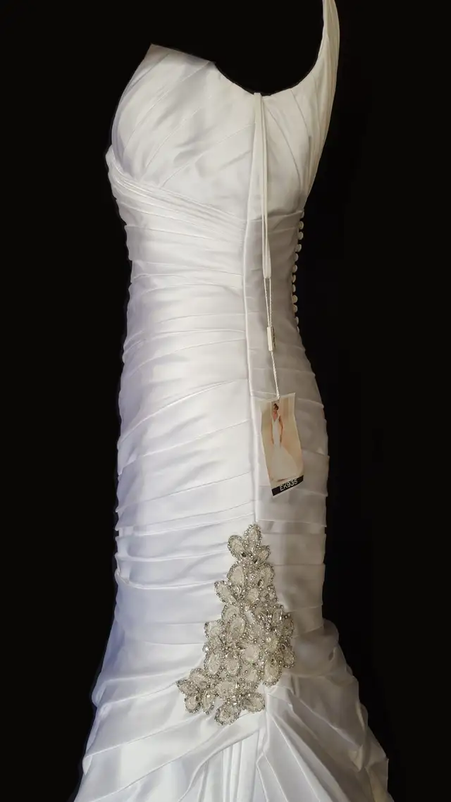 Eddy K Mermaid Wedding Dress New With Tags in Wedding in Saskatoon - Image 7