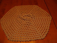 Très joli napperon crocheté à la main, beige