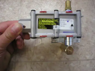 NEW - Safety valve for kitchen stove NEUF - Soupape de sécurité pour cuisinière La Soupape de sécuri...