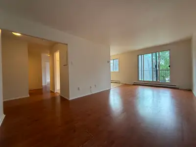 Grand 4 1/2 sur le Boulevard Saint-Martin Est, Duvernay, Laval - Une place de stationnement extérieu...