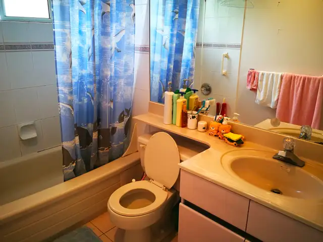 Furnished and Bright Upper Bedroom w/ Ensuite Bathroom near UBC in Room Rentals & Roommates in Vancouver - Image 4