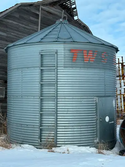 1200 bushel grain bin with wooden floor. $1000.00 obo . Made by Twister.