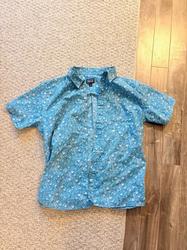 Patagonia Button Up Large in Men's in Calgary - Image 3