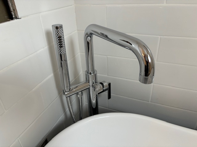Beautiful new soaker tub with stand alone water tap in Plumbing, Sinks, Toilets & Showers in Edmonton - Image 2