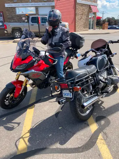 2020 BMW 900XR Adventure Sport Touring Original owner with only 3774 KM Factory Cargo Rack with Bagg...