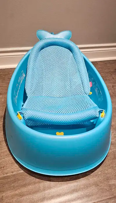 Blue 3-stage baby bathtub from Skip Hop Mobi. In excellent condition, well taken care of, no damage....
