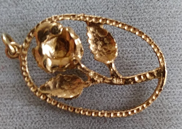 Pendentif représentant une rose en or jaune 10K serti de grenat dans Bijoux et montres  à Longueuil/Rive Sud - Image 2