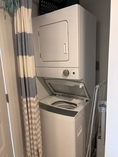 Juillet et août paye Bienvenue dans ce charmant appartement 3 et demi, idéalement situé et offrant u...