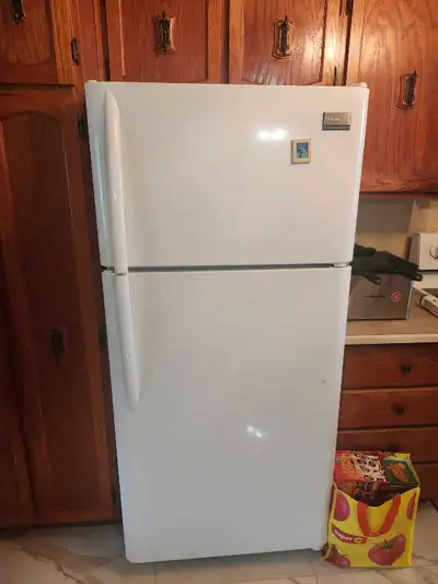 Ce frigidaire est en excellent état. 66 pouces par 30 1/2 pouces. Raison de la vente : la propriétai...
