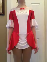 Robe de patinage artistique rouge et blanche, grandeur small