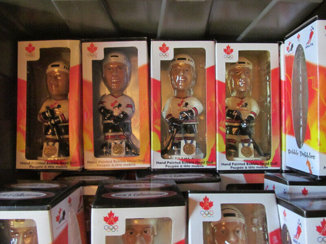 BOBBLE HEAD TEAM CANADA 2002 OLYMPIQUE OLYMPICS BOBBLE HEADS in Arts & Collectibles in Laurentides - Image 2
