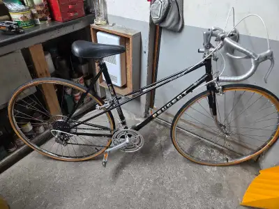 Velo de course Peugeot noir 10 vitesses roues 27po cadre 21po, View more