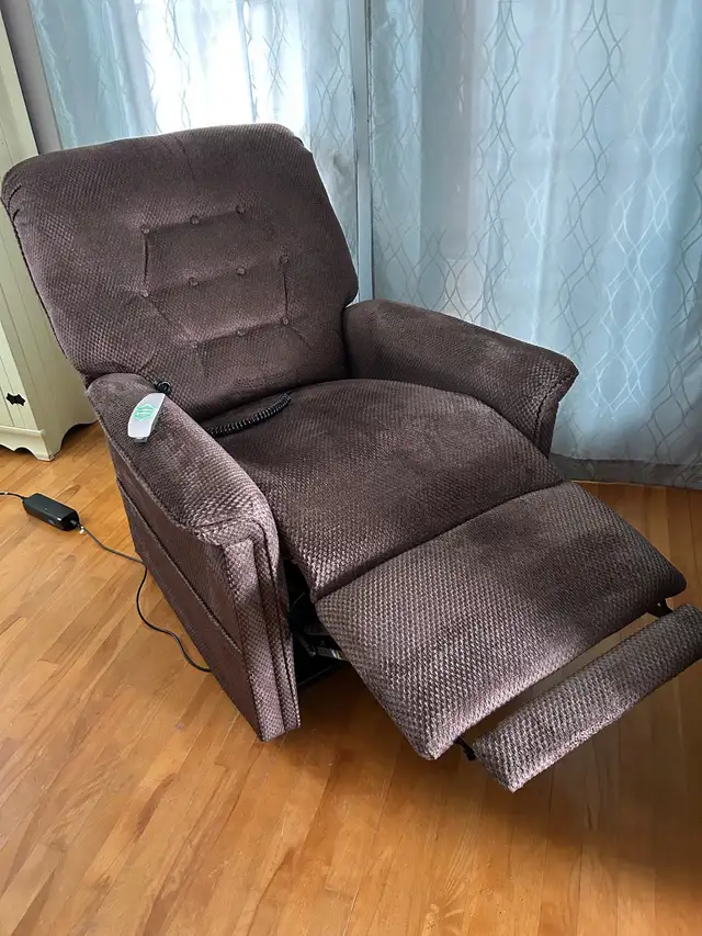 pride power lift assist and reclining chair excellent condition  in Chairs & Recliners in Charlottetown - Image 3