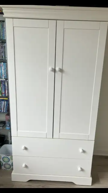 Belle Armoire blanche en bois massif avec 2 grands tiroirs en bonne état. Hauteur :70 1/4 x 37x21 Ma...