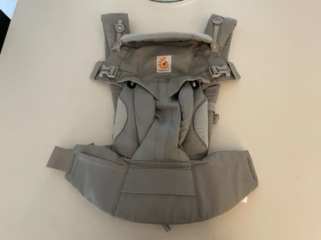 Ergobaby Omni 360 Baby Carrier- Grey in Strollers, Carriers & Car Seats in London - Image 2
