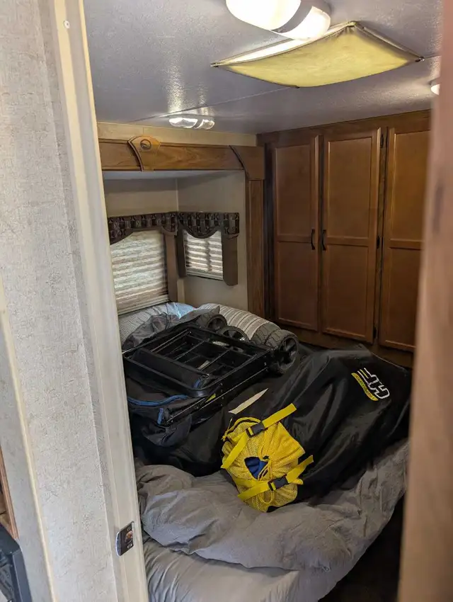 2014 outdoors RV creekside 31kqbs travel trailer in Travel Trailers & Campers in Vernon - Image 11