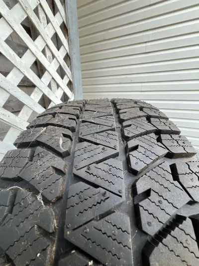 4 Pneu d’hiver Blizzak presque neuf 225/45r17 sur roue d’acier Bolt patern 5x 114,3 mm( Mazda 3 - Ci...