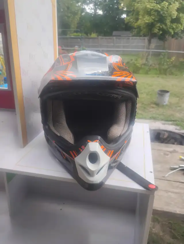 Dirt bike helmet in Motorcycle Parts & Accessories in Kitchener / Waterloo - Image 2
