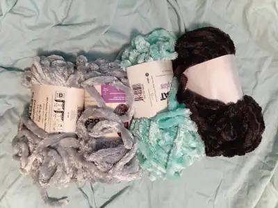 • 1 ball Blackbird (black), 2 balls Softened Blue (silver – not matched dye lots but very similar),...