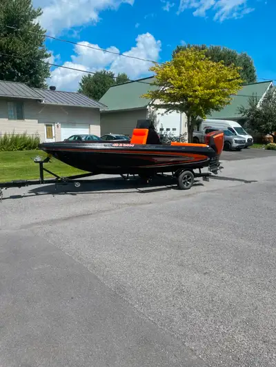 Console centrale Hydro 20 pieds moteur 200 HP V6 Evinrude 2020, 3,6 litres seulement 39 heures garan...