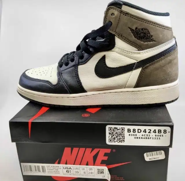 Air Jordan 1 High OG ‘Dark Mocha’ (Size 6.5Y) in Men's Shoes in City of Toronto - Image 3