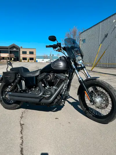 Selling my 2017 Dyna Perfect condition Bunch of aftermarket parts Pipes & air filter Vance & Hines S...