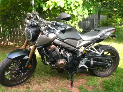 2021 CB650R for sale, only 3047kms, great handling and great looking bike. LED lights and ABS brakes...
