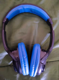 Bluetooth headphones Blue and Black holds charge for a Long Time