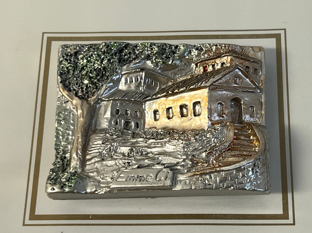 Framed bas-relief sculpture HOUSE SILVER 92.5 22"X20" VINT dans Art et objets de collection  à Longueuil/Rive Sud - Image 2