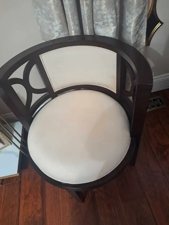 Set of occasional chairs..excellent condition  in Chairs & Recliners in Kingston - Image 4
