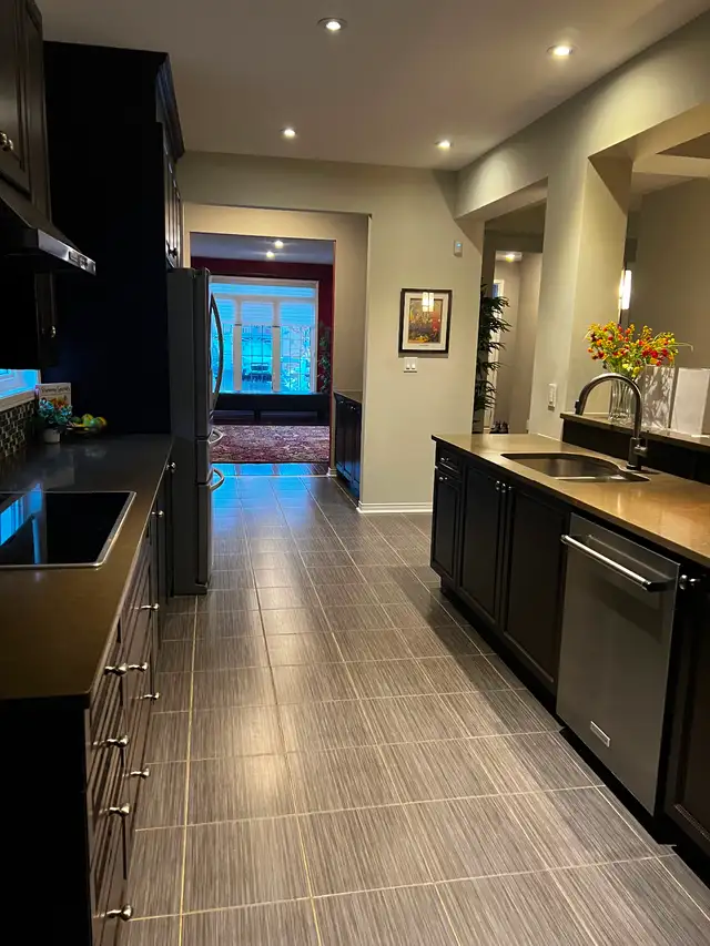 Full maple kitchen with appliances and counter in Cabinets & Countertops in Markham / York Region - Image 7