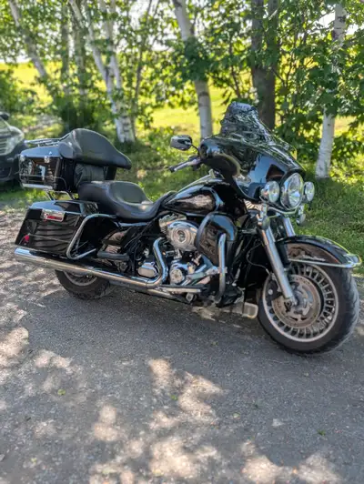 Harley Davidson. Flhtc. Electra glide. 2013. Entretien a jour. Tensionneurs, huile moteur, bougies e...