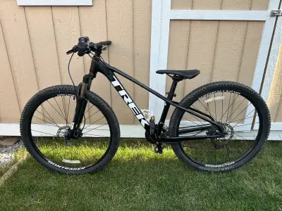 Beautiful Trek Marlin Mountain bike, disc brakes, aluminum frame, View more
