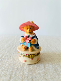 AVON HAT BOX TEDDIES TRINKET BOX/RING BOX USED