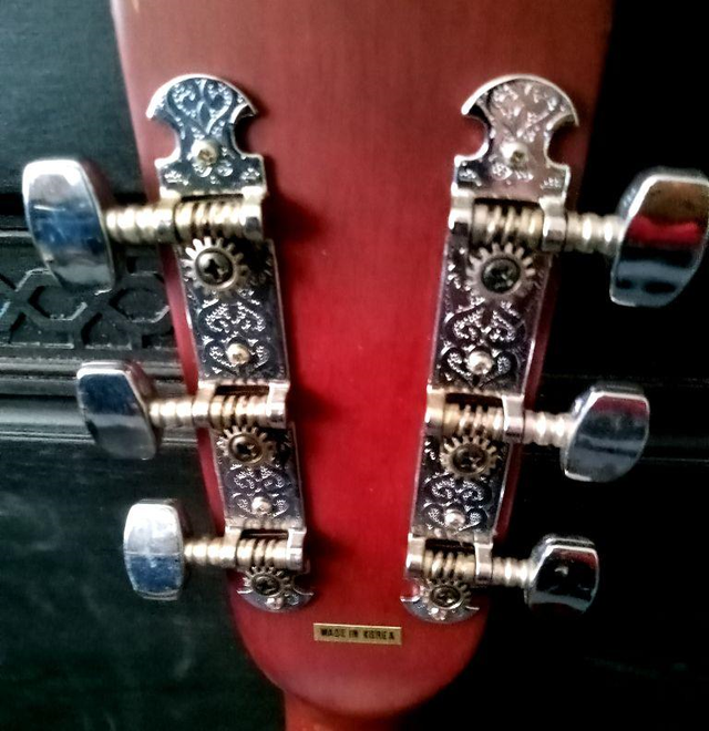 1992 Sigma Martin Dreadnought Acoustic Guitar & Hard Case in Guitars in Oakville / Halton Region - Image 9