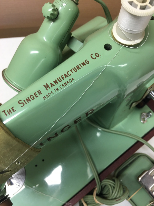 Singer Sewing Machine Model 185J in Hobbies & Crafts in Napanee - Image 4