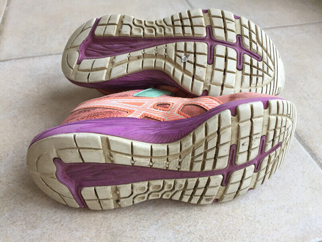 Asics Pre Excite Kids Size 1 Running Shoes Pink / Purple in Kids & Youth in City of Toronto - Image 3