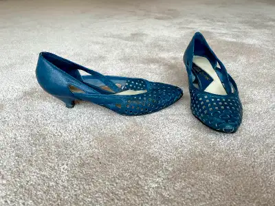 Women’s 7 Leather Dress Shoes 1.5”heels, Navy Blue comfortable design. WEST AVENUE Good condition. L...
