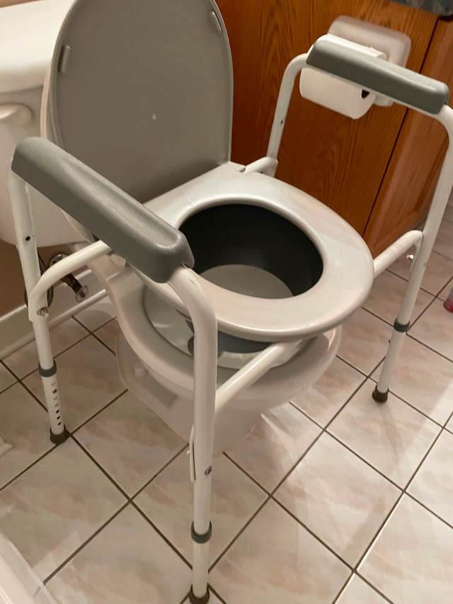 Raised toilet in Health & Special Needs in Ottawa - Image 2