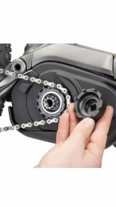 Precisely machined for a perfect fit, this 8-notch tool removes and installs the lockring that retai...