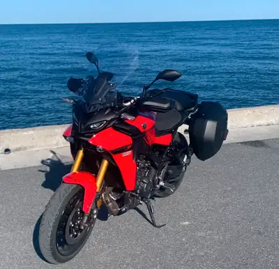 Yamaha tracer gt 900 2022,achetée neuve en 2023 Seulement 4909 km, jamais accidentée,cruise,poignée...
