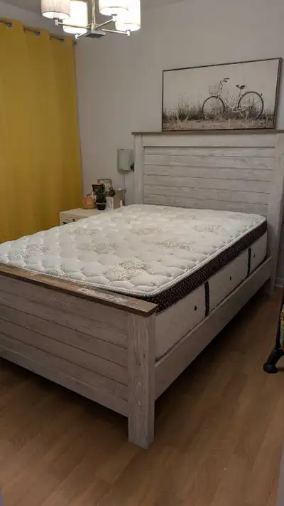 Base de lit double avec tête et pied incluant le matelas et le sommier. Le tout est très propre et e...