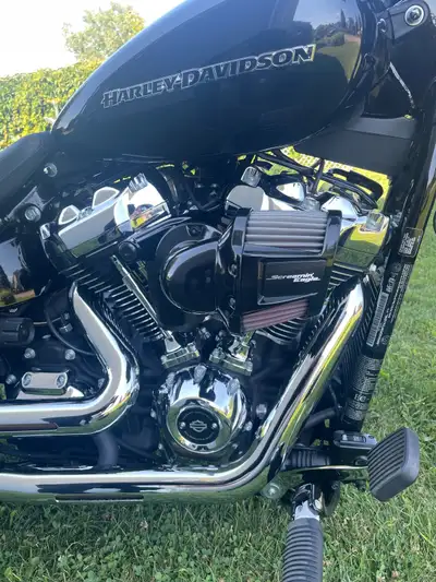 Je vends ma Harley-Davidson Breakout 2018, une moto puissante avec un moteur de 1745 cc et une trans...
