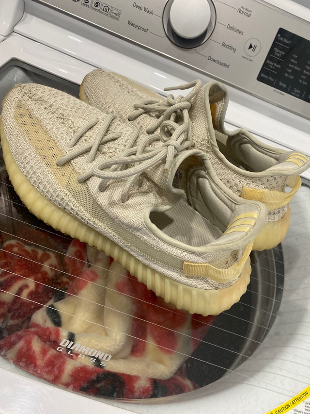 YEEZY 350 USED  in Men's Shoes in Markham / York Region - Image 3