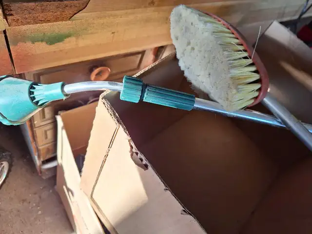 Wand & Soft Scrub Brush in Outdoor Tools & Storage in Calgary - Image 4