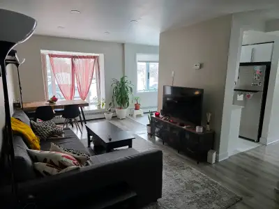 Au premier étage d’un petit immeuble tranquille et rénové situé à Ahuntsic, un beau et grand 4 1/2 (...