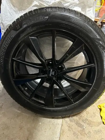 Set of 4 Bridgestone blizzak 6 235/55r19 Alloy rims Date of tire 16/25 114.3 x 5 Installed tpms Used...